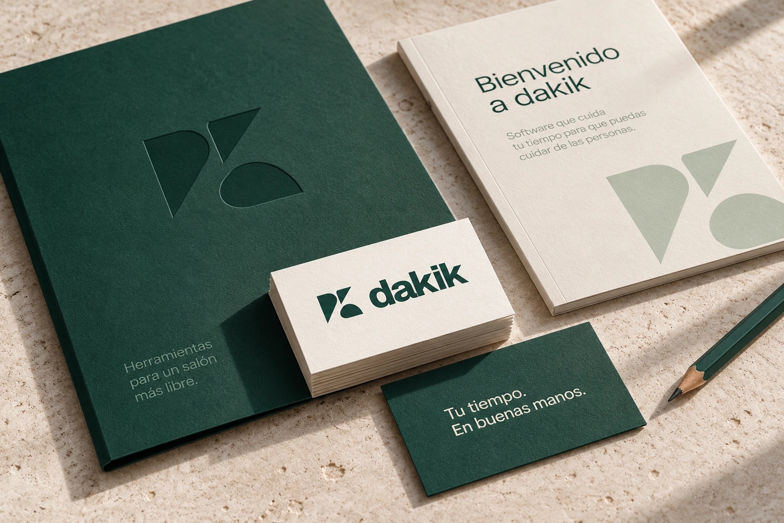 Concepto de papelería Dakik: carpeta, tarjetas y guía de bienvenida en verde y crema.